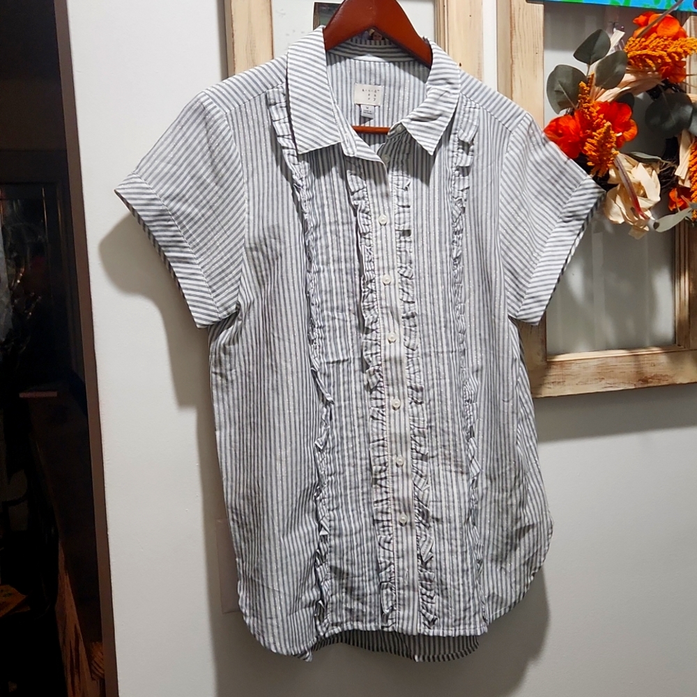 Pin stripe rufflr front top